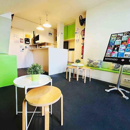 Central And Basic Universitat For Young Hostel Barcelona Ngoại thất bức ảnh