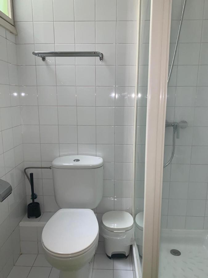 Central And Basic Universitat For Young Hostel Barcelona Ngoại thất bức ảnh