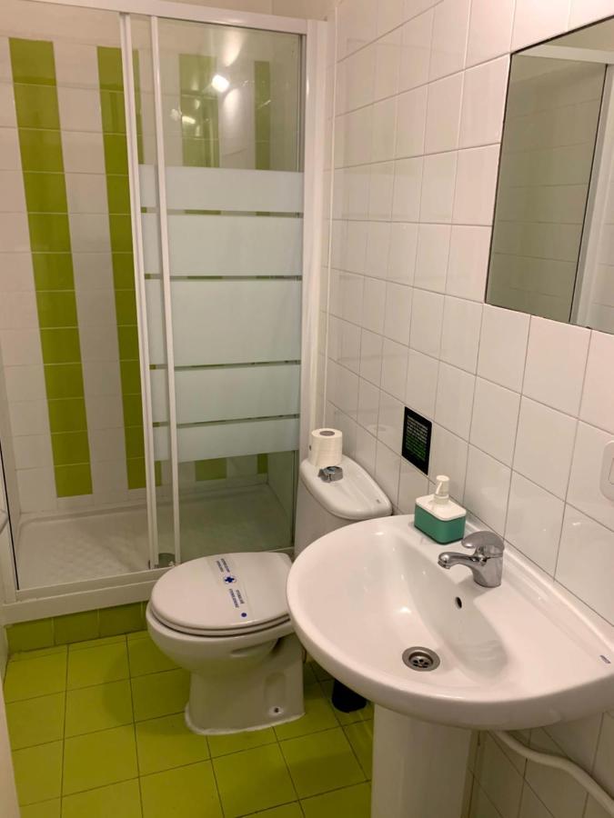 Central And Basic Universitat For Young Hostel Barcelona Ngoại thất bức ảnh