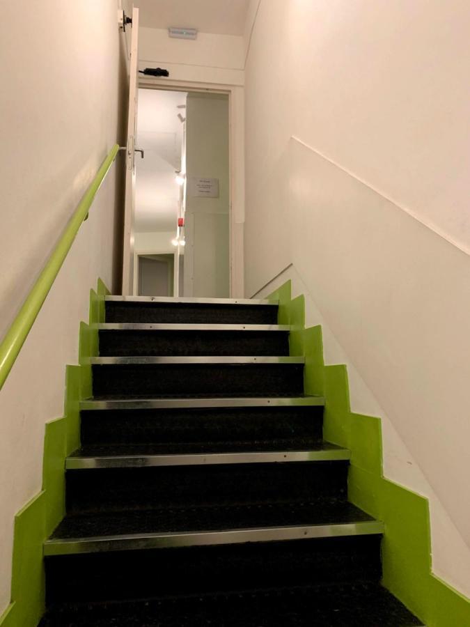 Central And Basic Universitat For Young Hostel Barcelona Ngoại thất bức ảnh