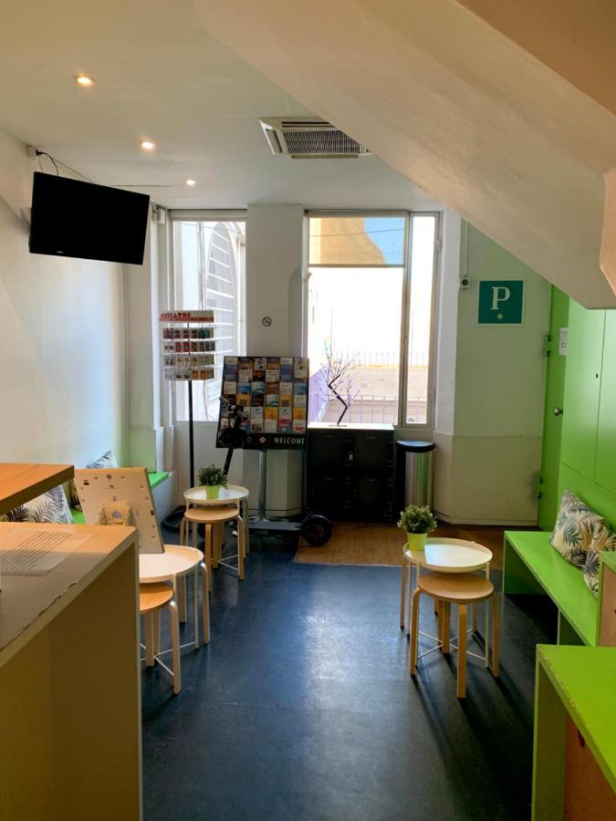 Central And Basic Universitat For Young Hostel Barcelona Ngoại thất bức ảnh