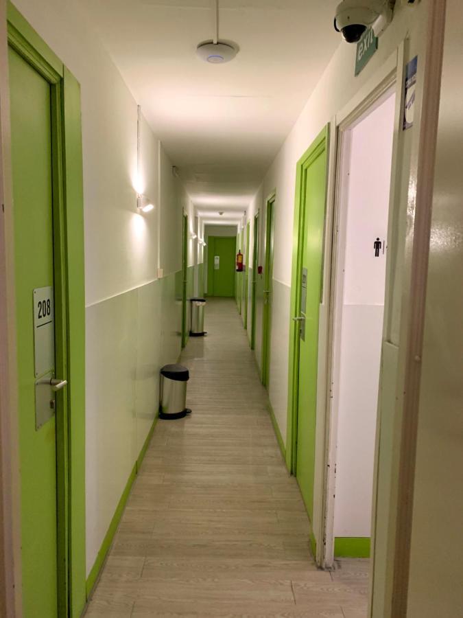 Central And Basic Universitat For Young Hostel Barcelona Ngoại thất bức ảnh