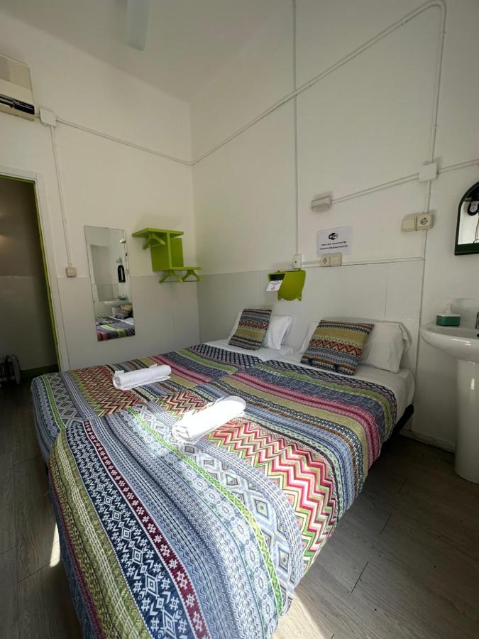 Central And Basic Universitat For Young Hostel Barcelona Ngoại thất bức ảnh