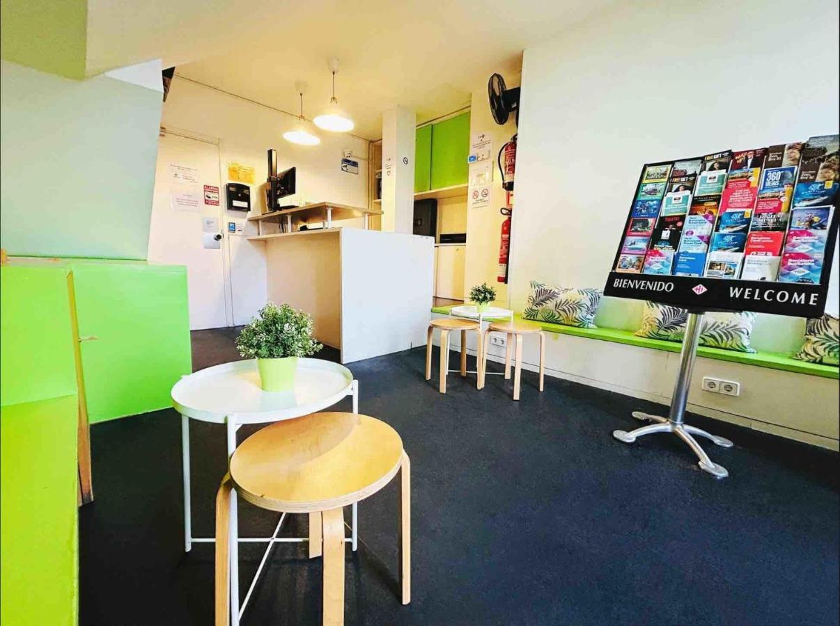 Central And Basic Universitat For Young Hostel Barcelona Ngoại thất bức ảnh