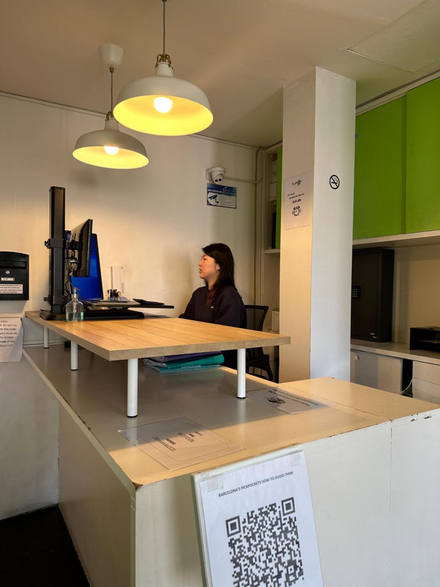Central And Basic Universitat For Young Hostel Barcelona Ngoại thất bức ảnh