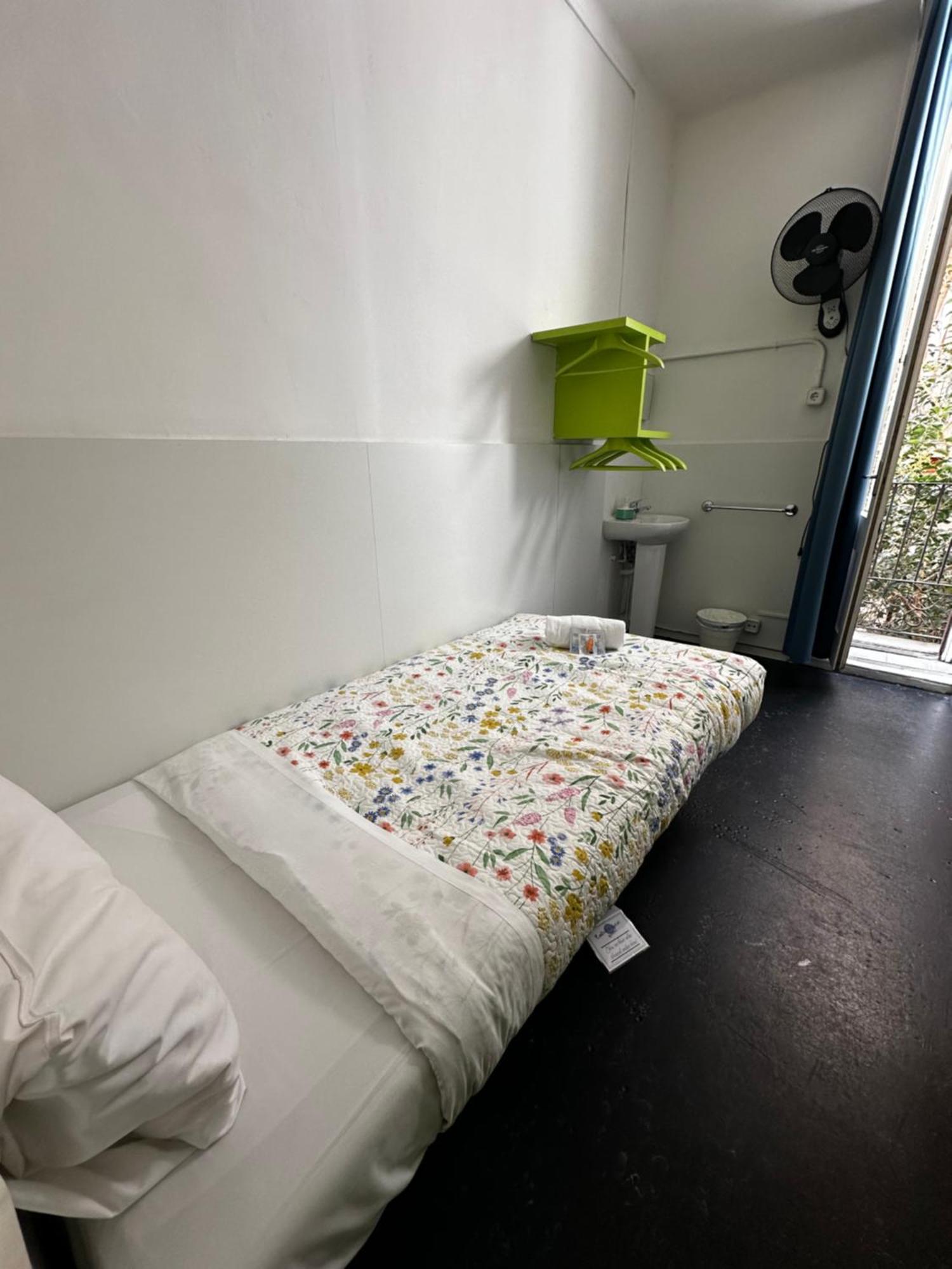 Central And Basic Universitat For Young Hostel Barcelona Ngoại thất bức ảnh