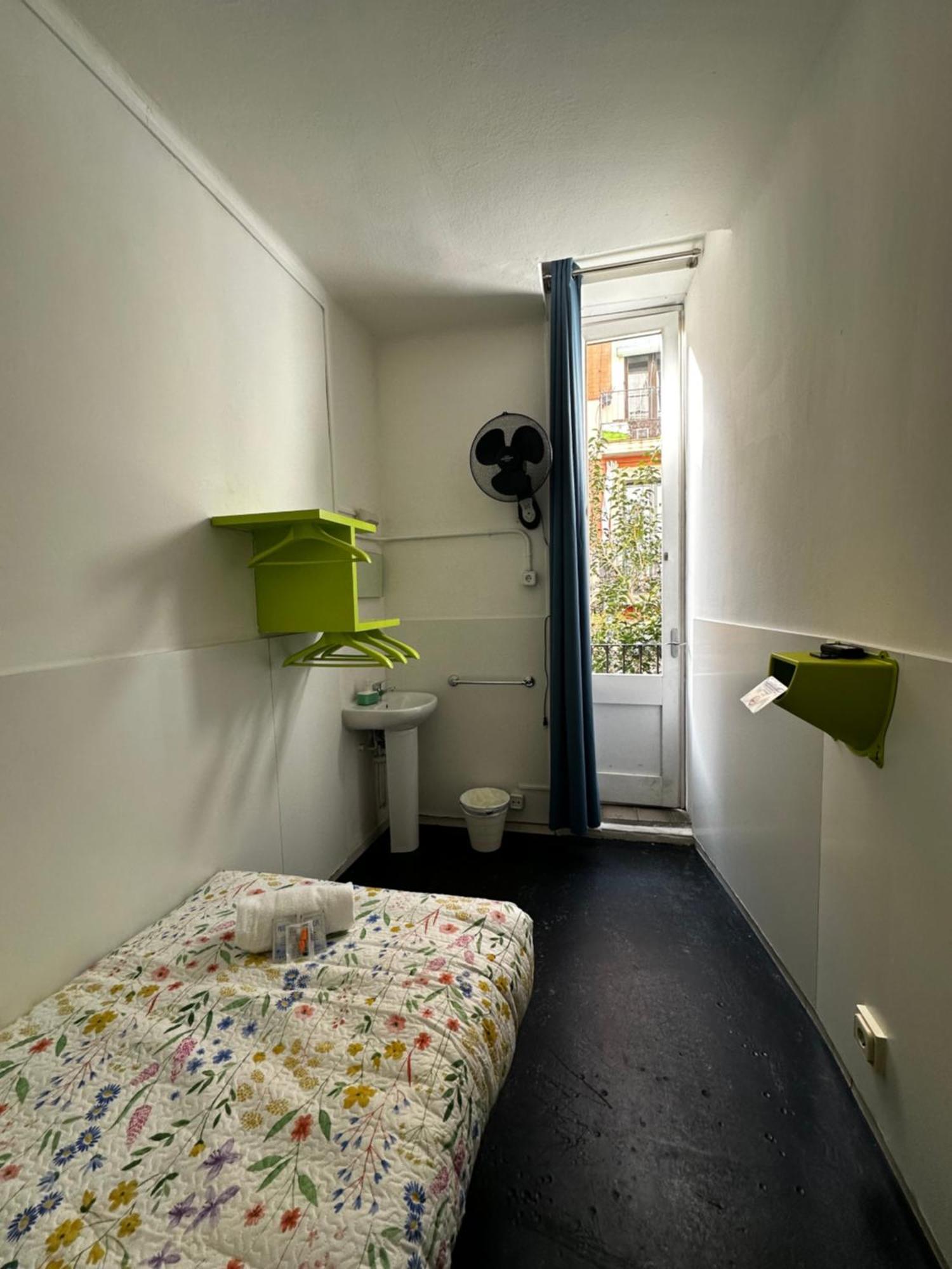Central And Basic Universitat For Young Hostel Barcelona Ngoại thất bức ảnh