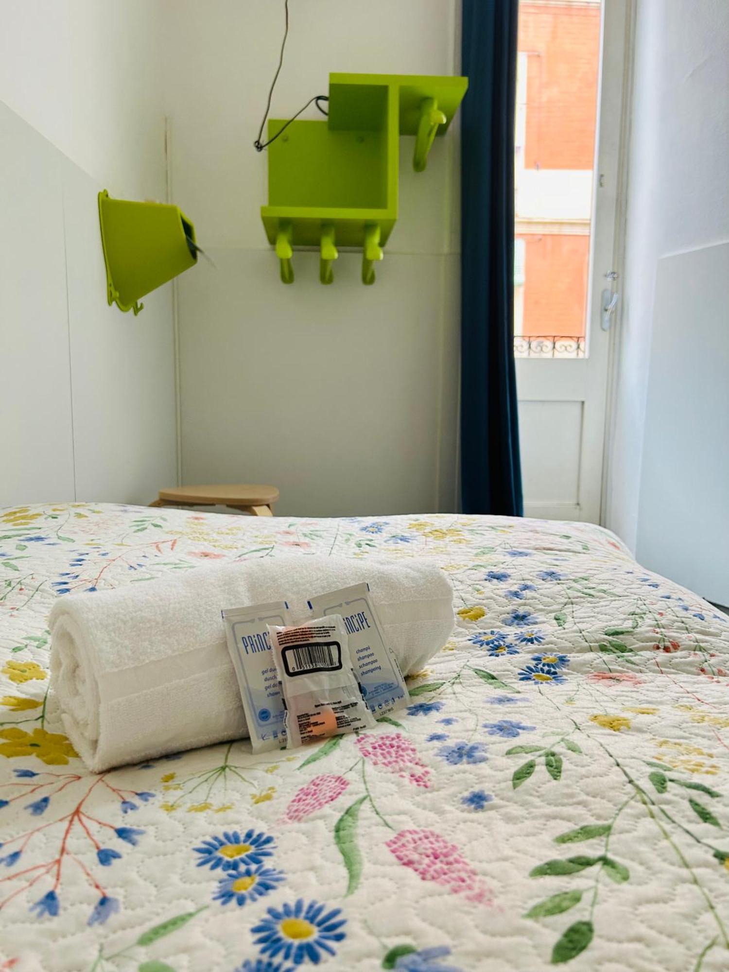 Central And Basic Universitat For Young Hostel Barcelona Ngoại thất bức ảnh
