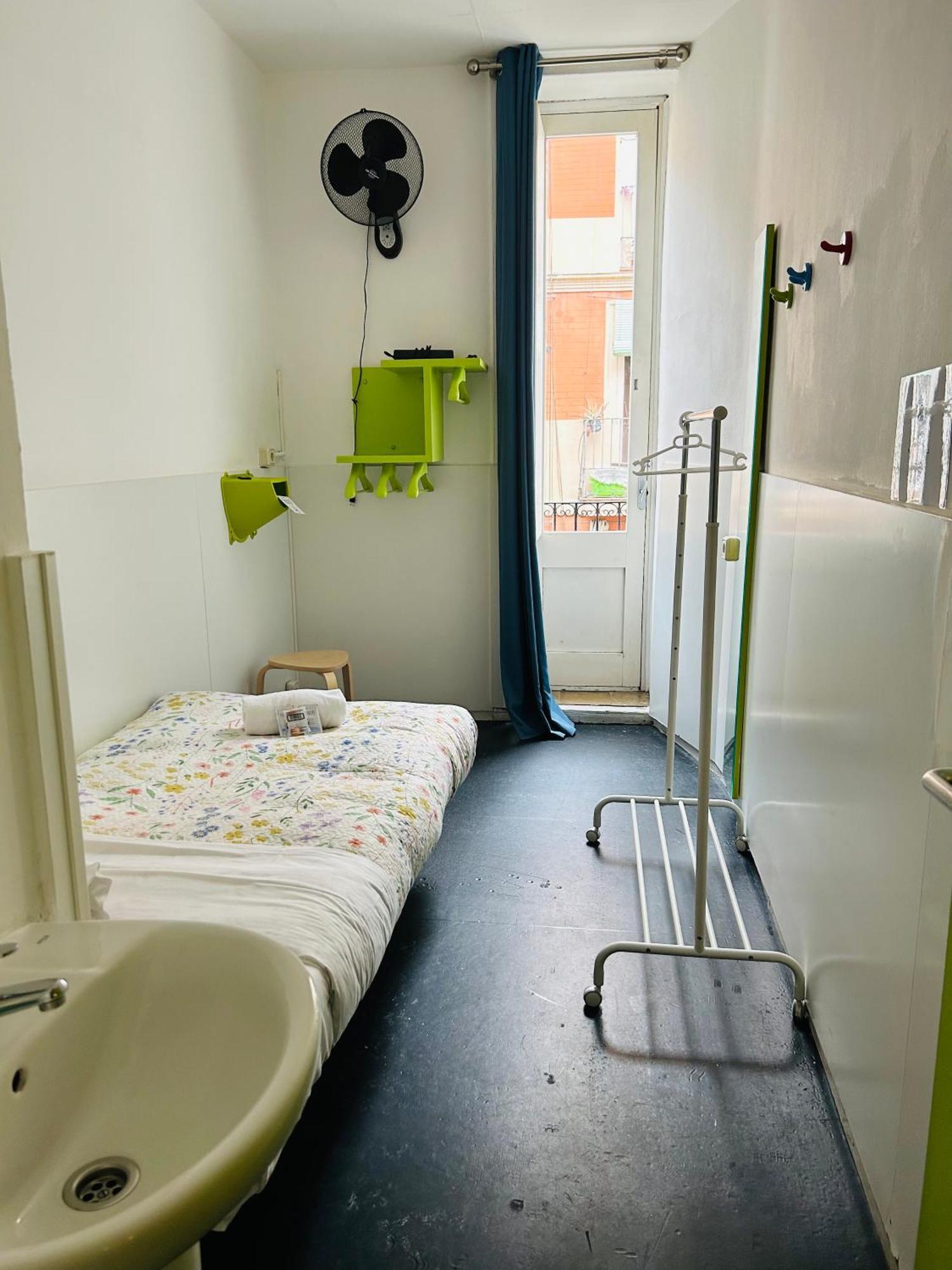 Central And Basic Universitat For Young Hostel Barcelona Ngoại thất bức ảnh