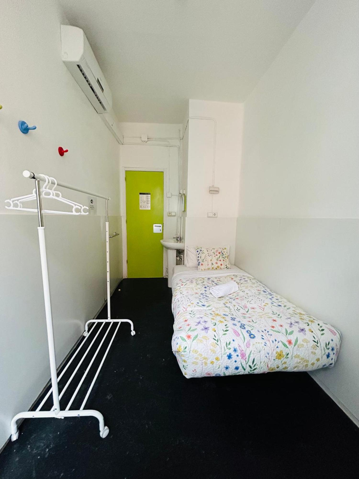 Central And Basic Universitat For Young Hostel Barcelona Ngoại thất bức ảnh