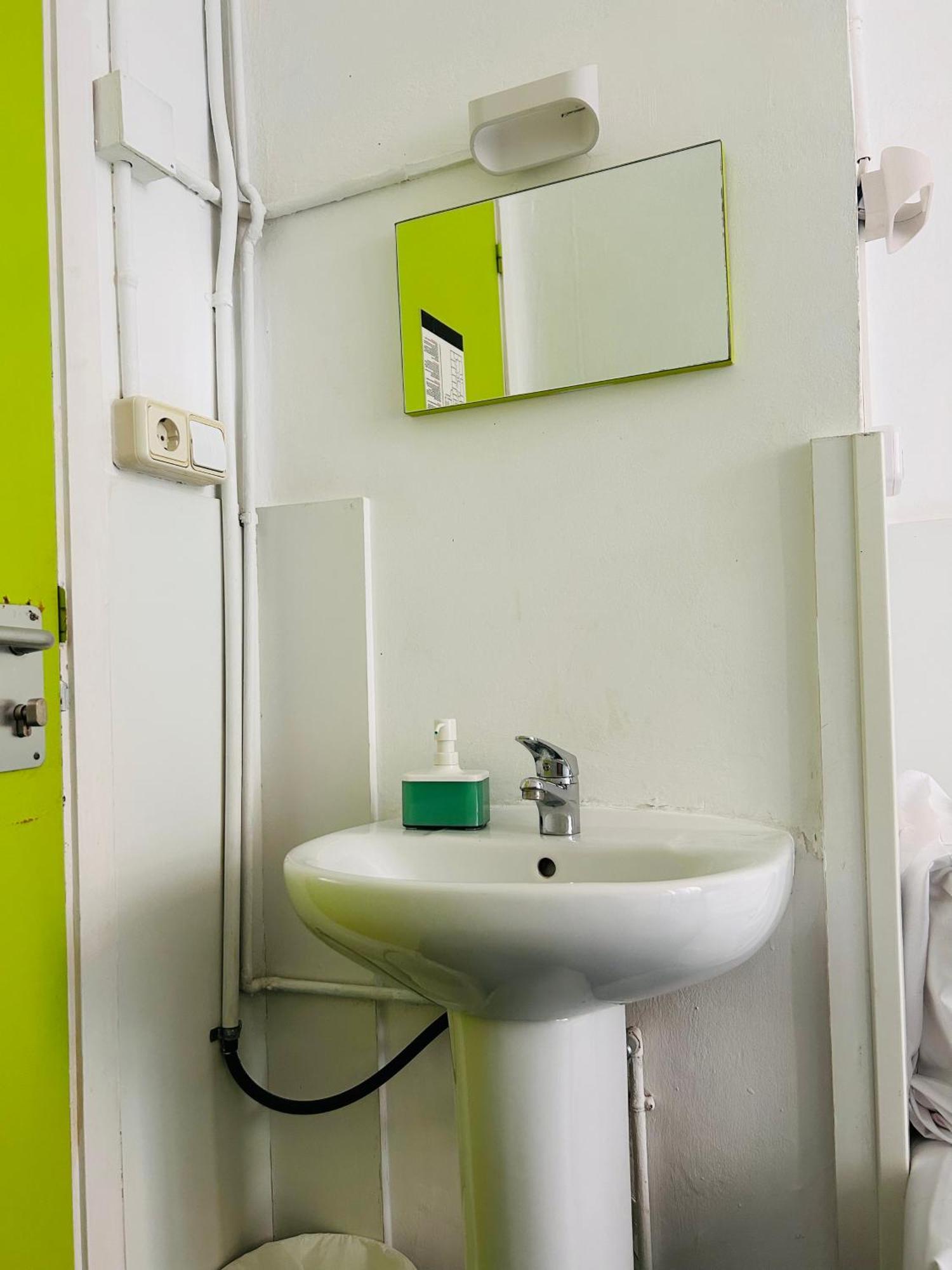 Central And Basic Universitat For Young Hostel Barcelona Ngoại thất bức ảnh