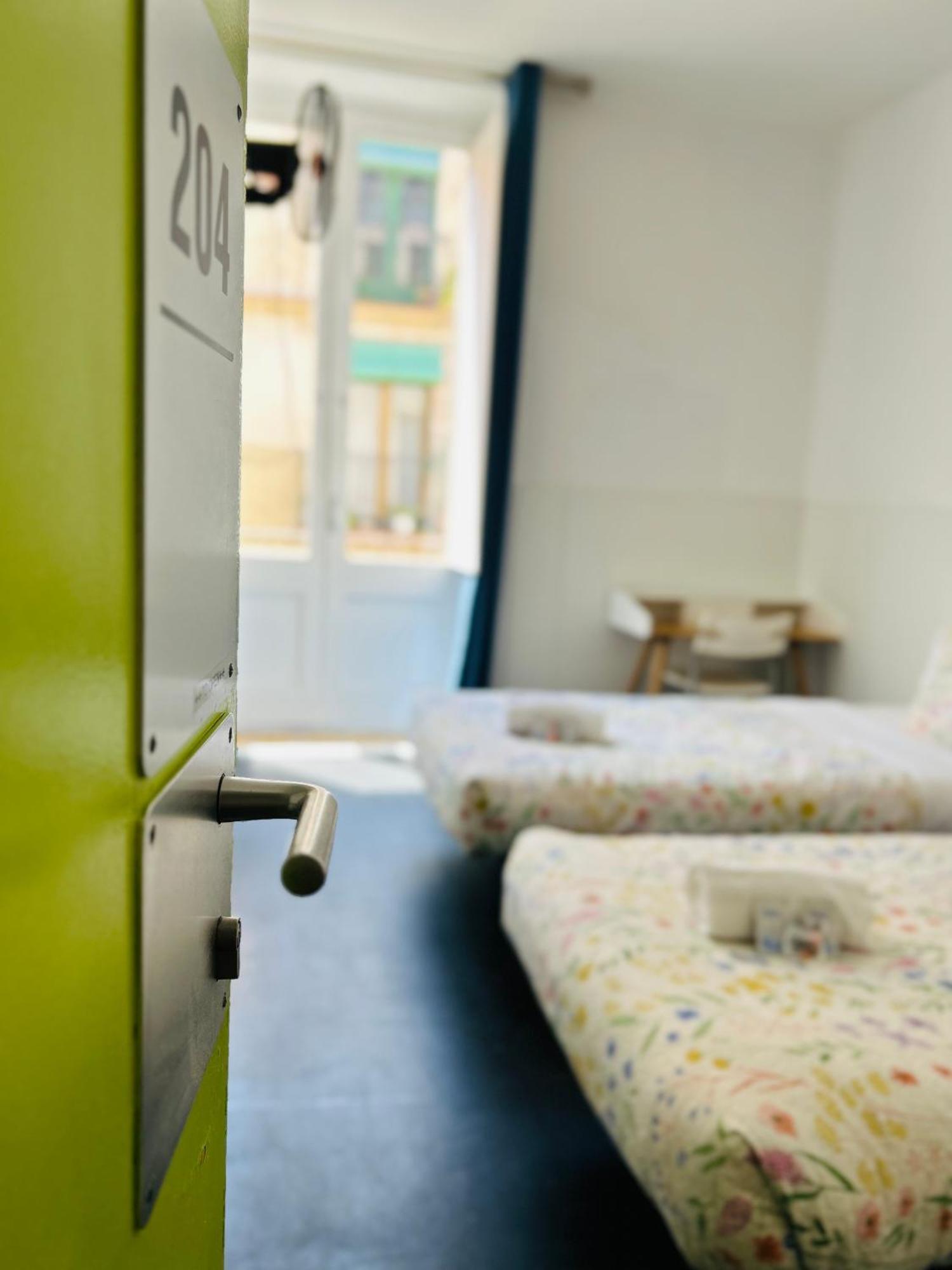 Central And Basic Universitat For Young Hostel Barcelona Ngoại thất bức ảnh
