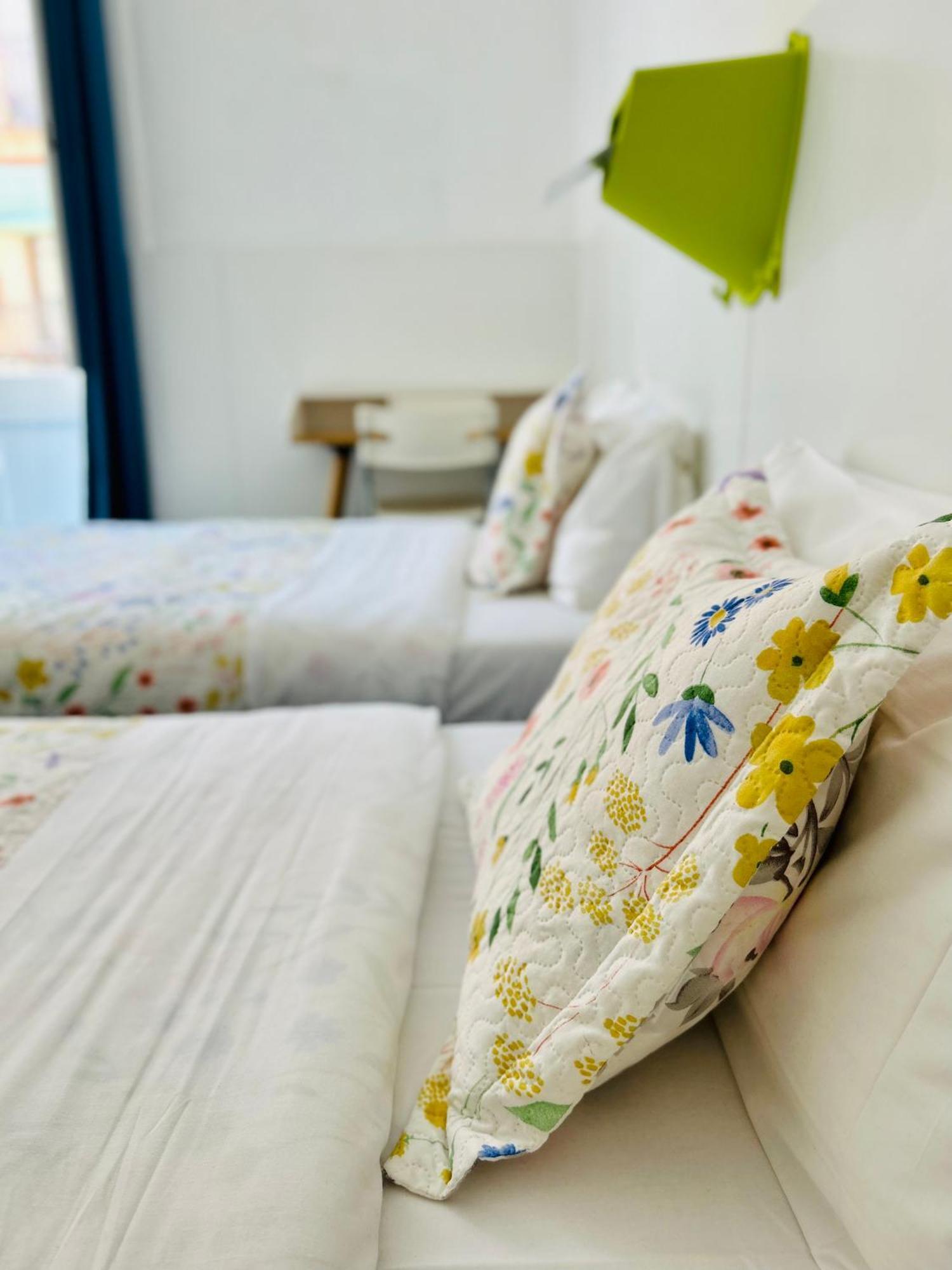 Central And Basic Universitat For Young Hostel Barcelona Ngoại thất bức ảnh