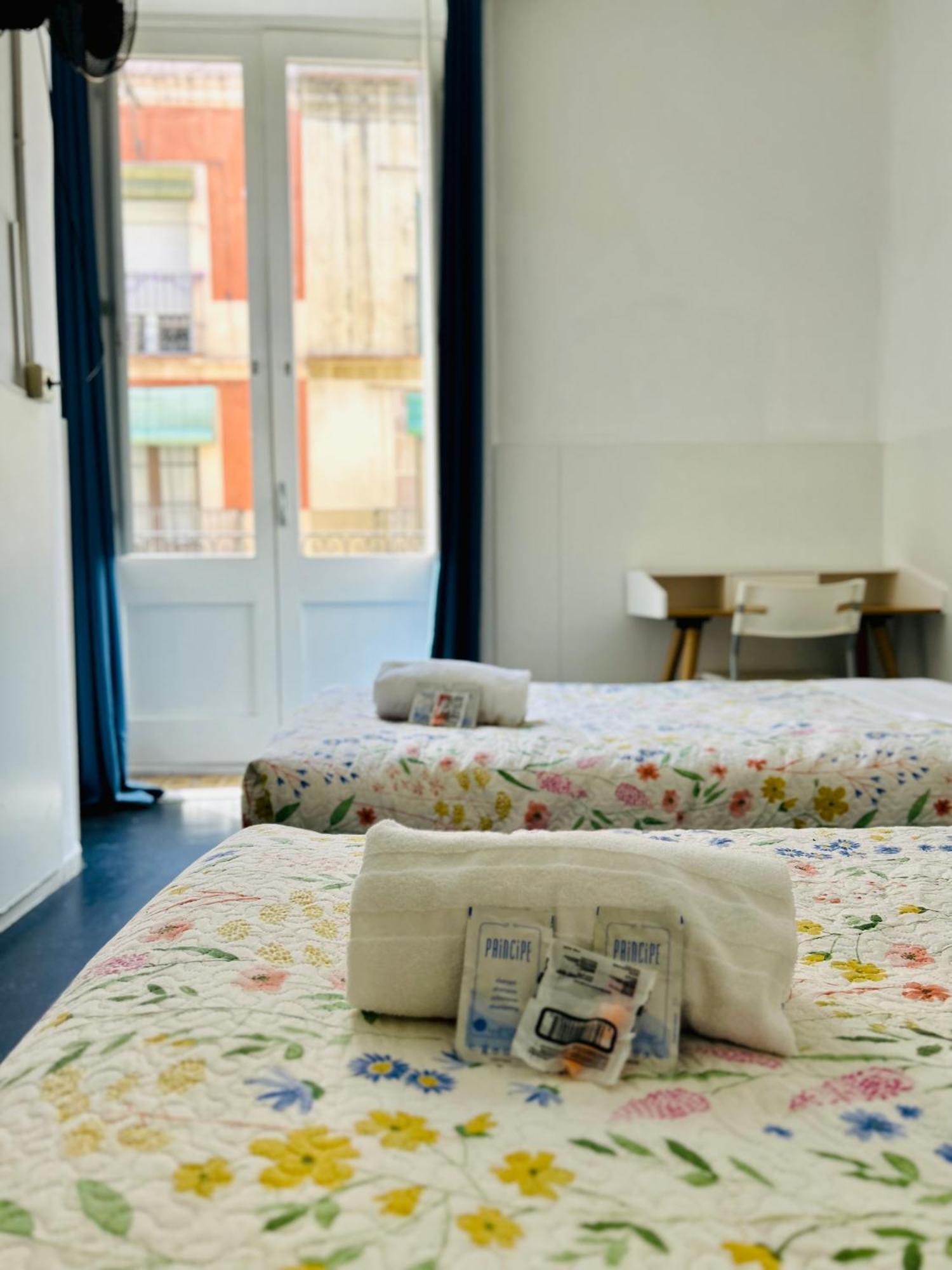 Central And Basic Universitat For Young Hostel Barcelona Ngoại thất bức ảnh