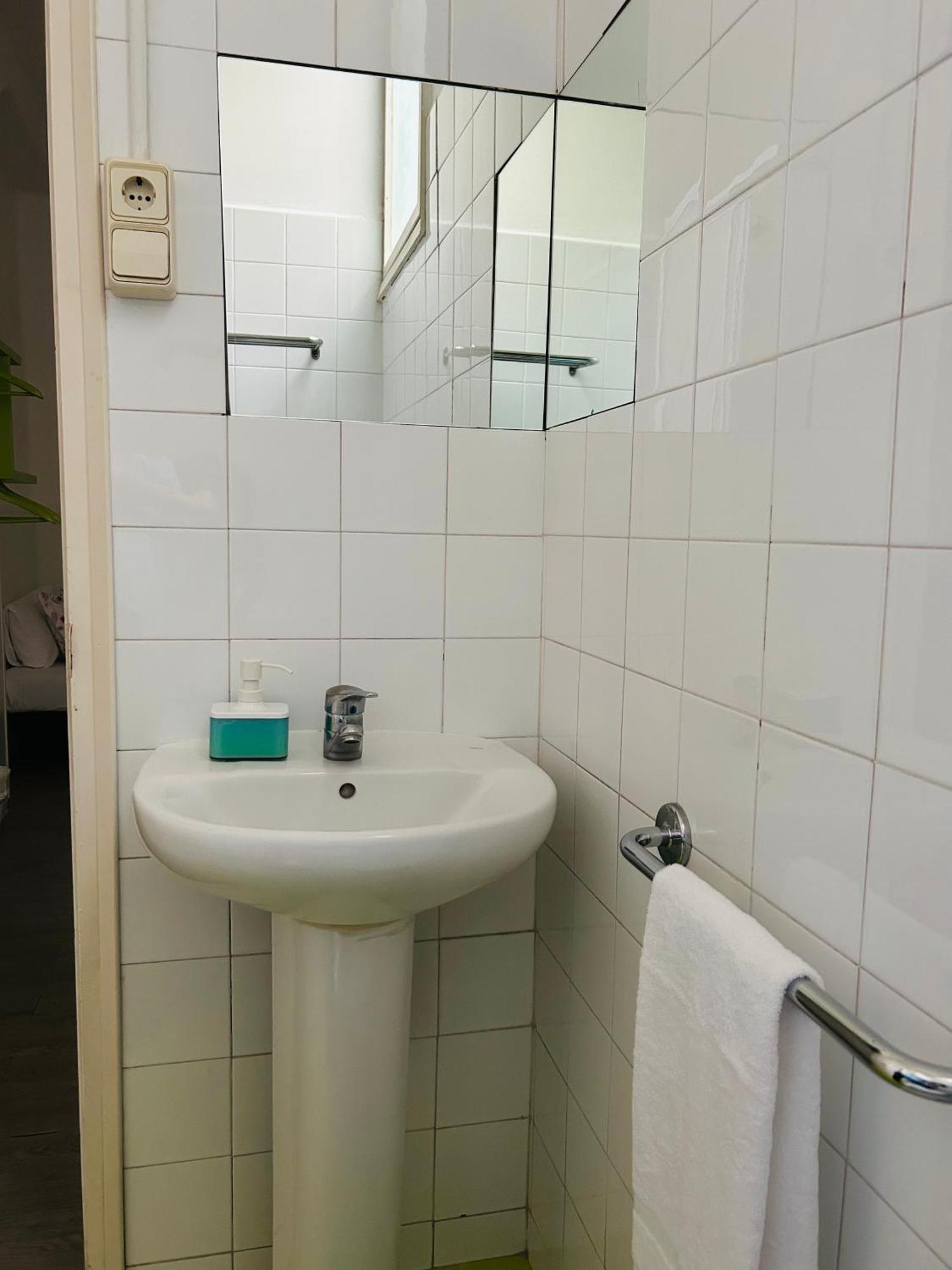 Central And Basic Universitat For Young Hostel Barcelona Ngoại thất bức ảnh