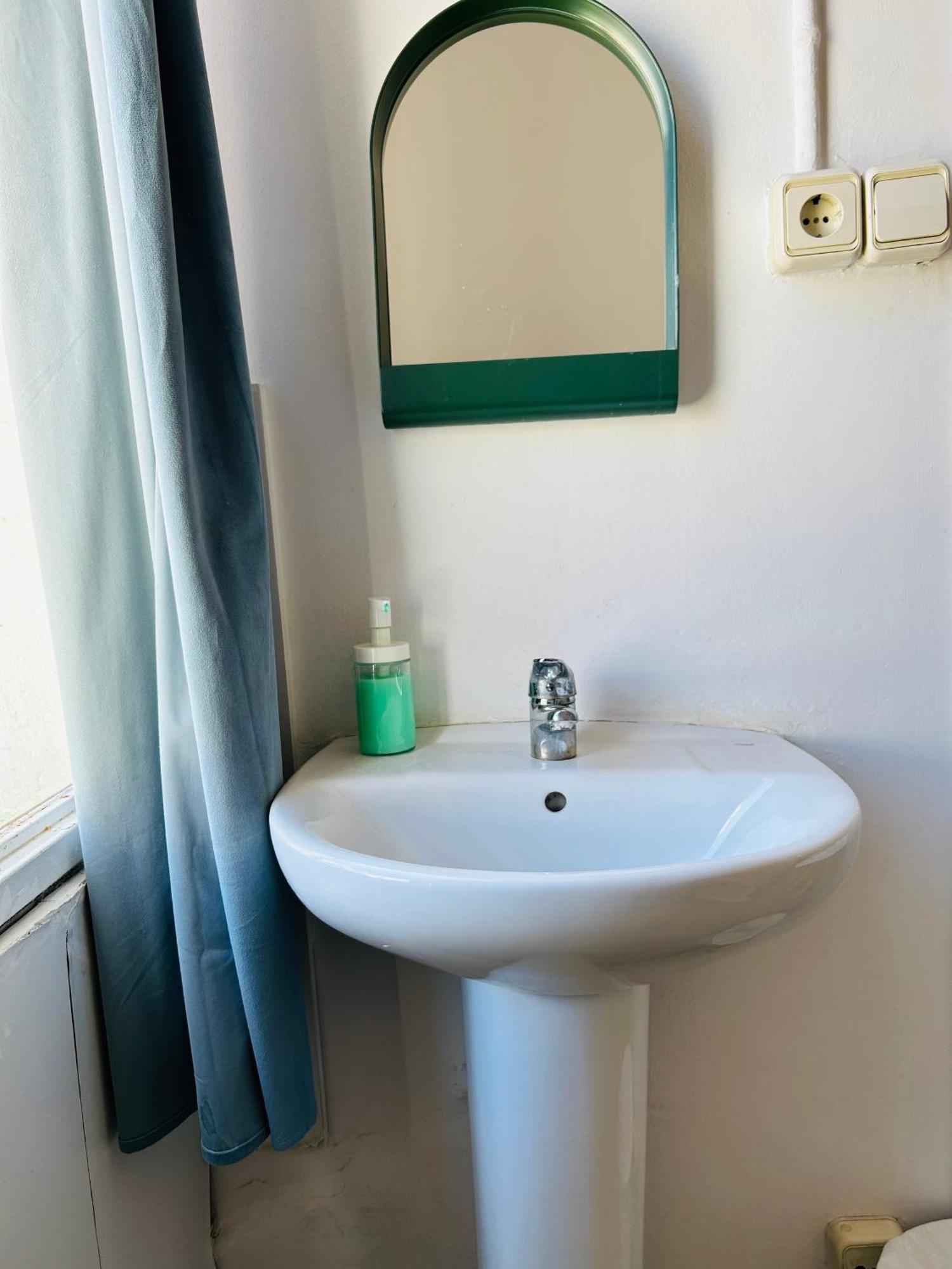Central And Basic Universitat For Young Hostel Barcelona Ngoại thất bức ảnh