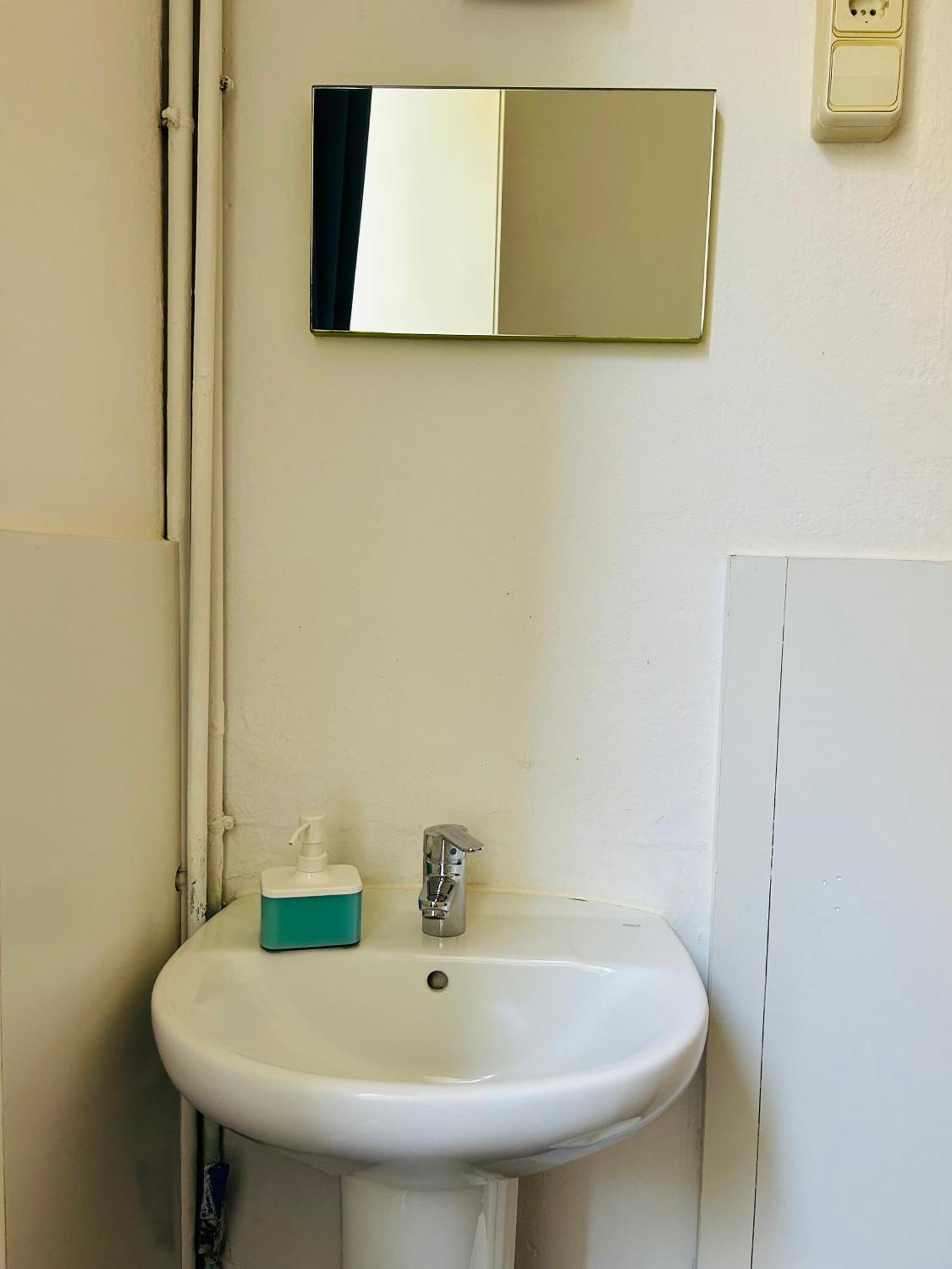 Central And Basic Universitat For Young Hostel Barcelona Ngoại thất bức ảnh