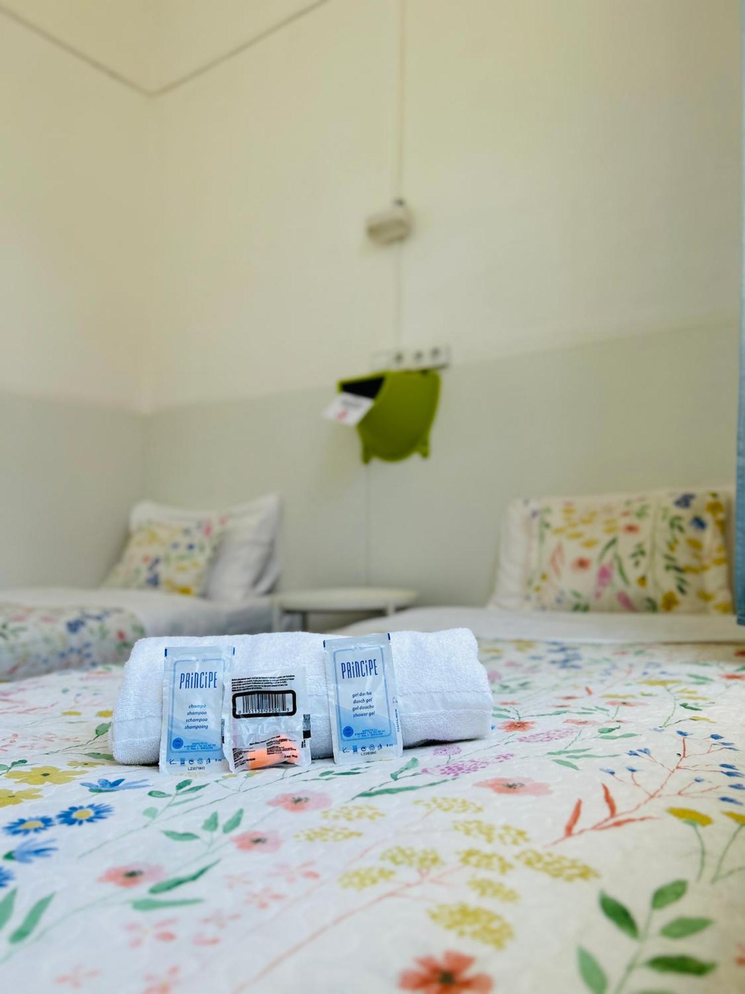 Central And Basic Universitat For Young Hostel Barcelona Ngoại thất bức ảnh