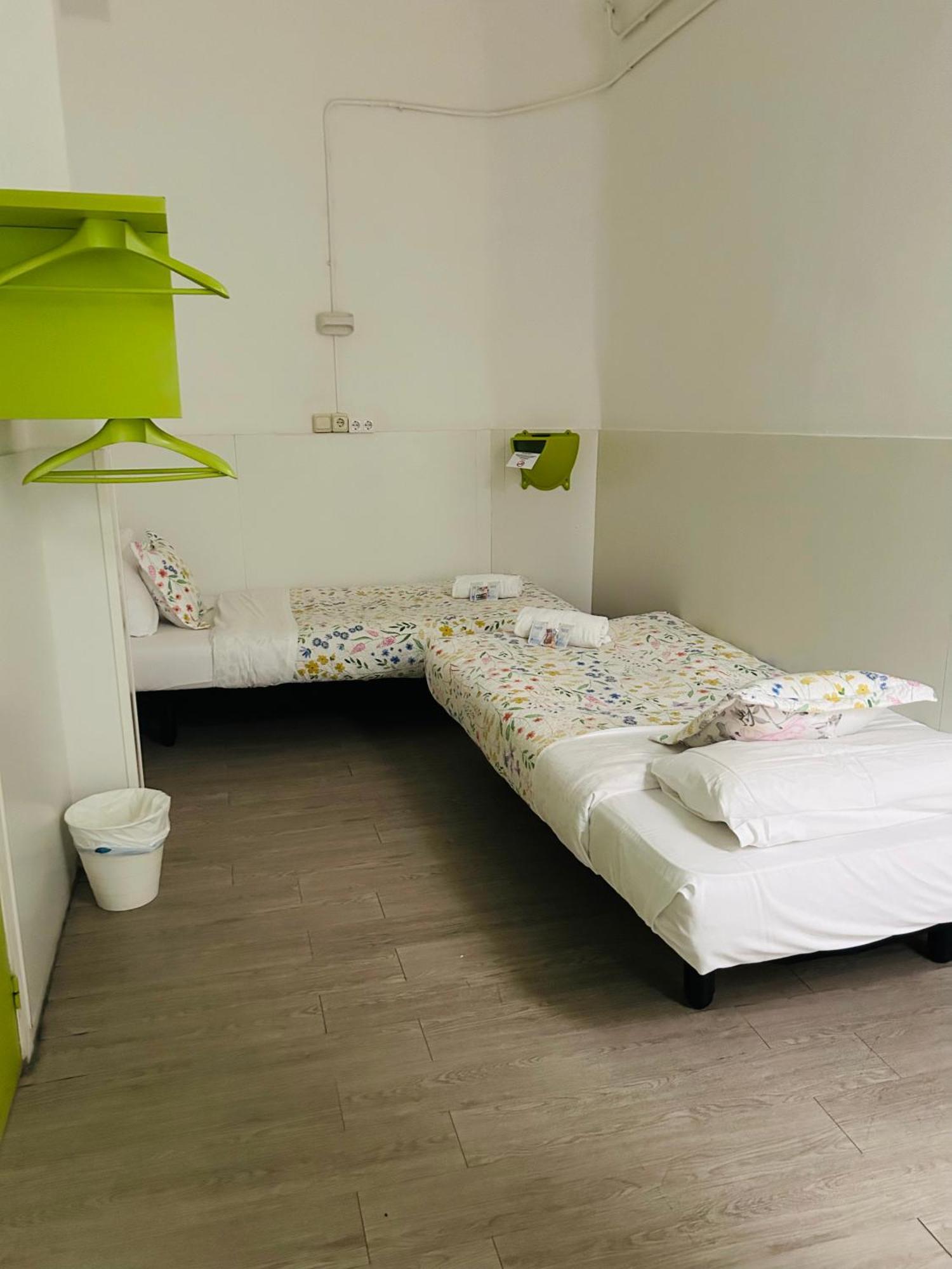 Central And Basic Universitat For Young Hostel Barcelona Ngoại thất bức ảnh