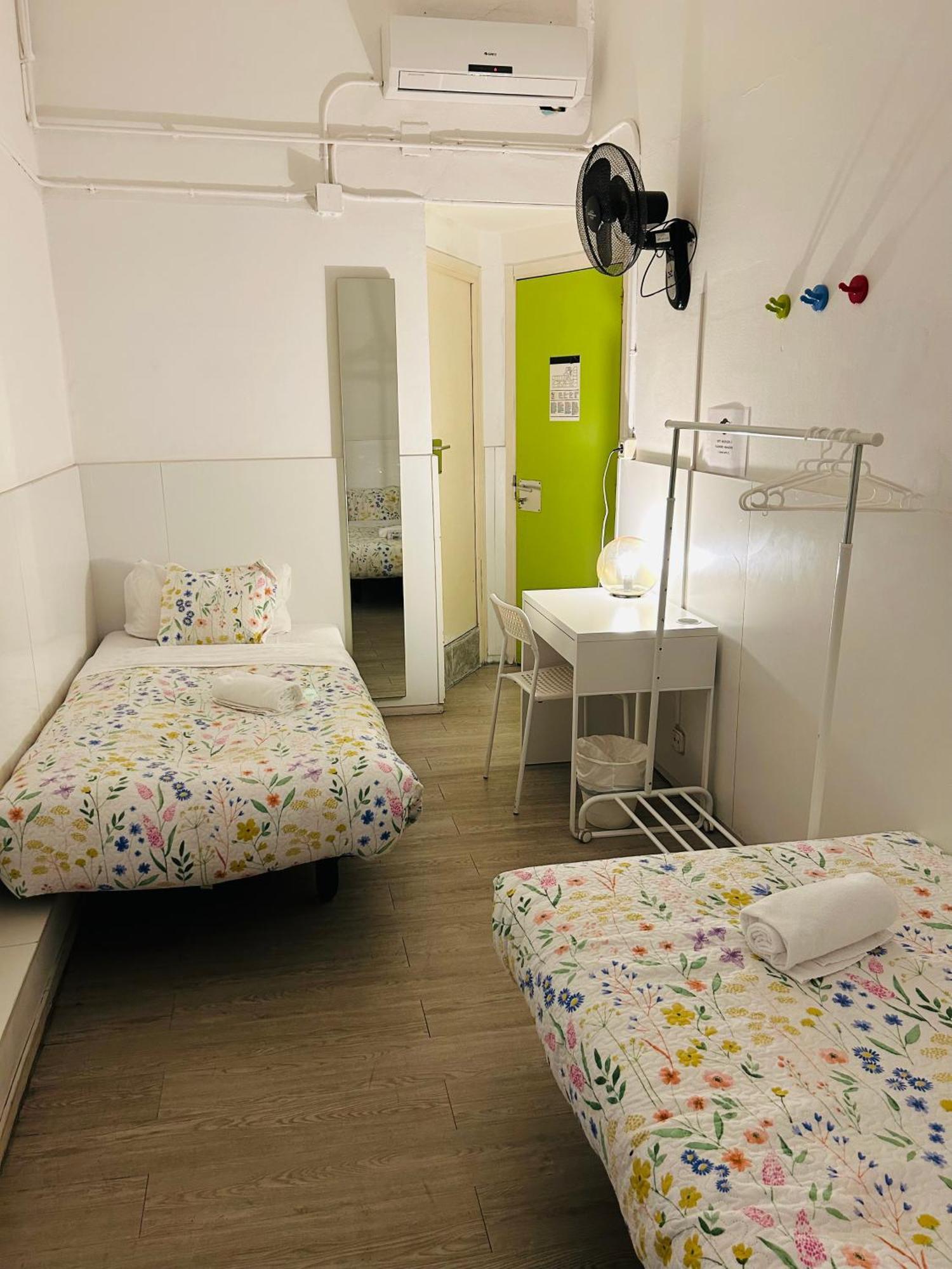 Central And Basic Universitat For Young Hostel Barcelona Ngoại thất bức ảnh