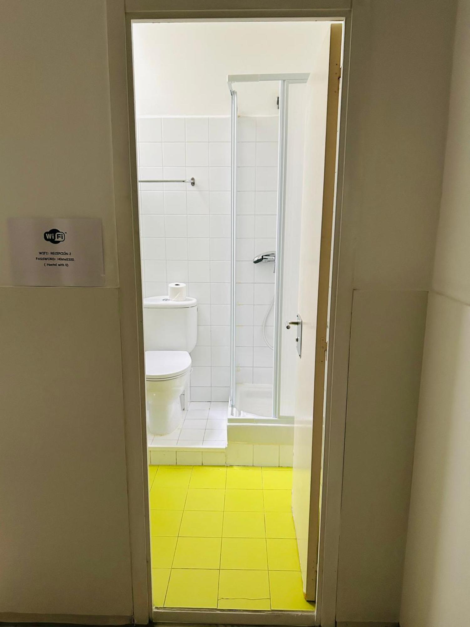 Central And Basic Universitat For Young Hostel Barcelona Ngoại thất bức ảnh
