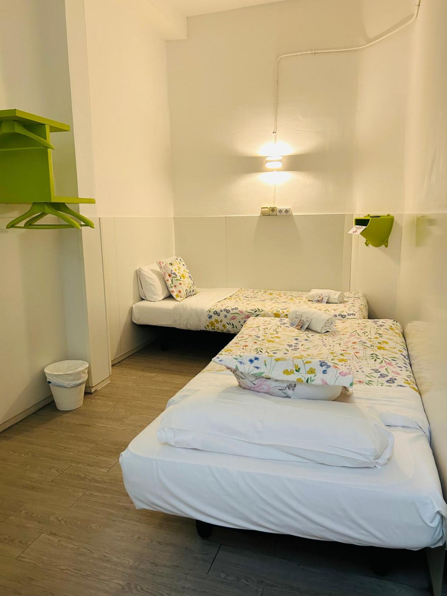 Central And Basic Universitat For Young Hostel Barcelona Ngoại thất bức ảnh