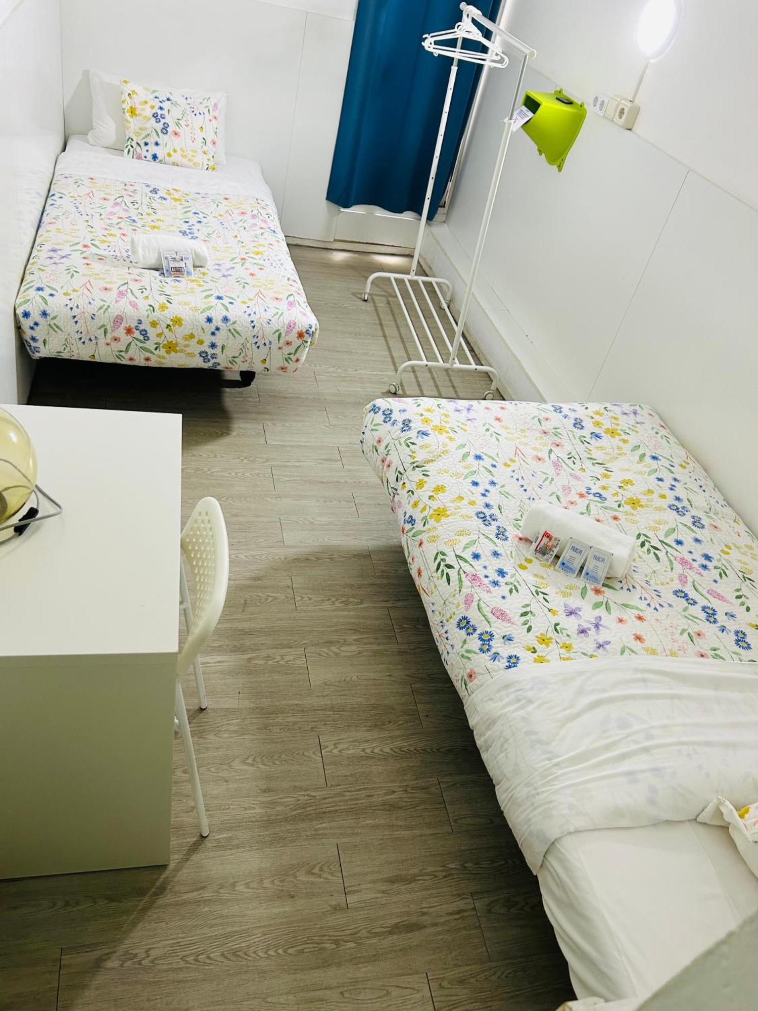 Central And Basic Universitat For Young Hostel Barcelona Ngoại thất bức ảnh