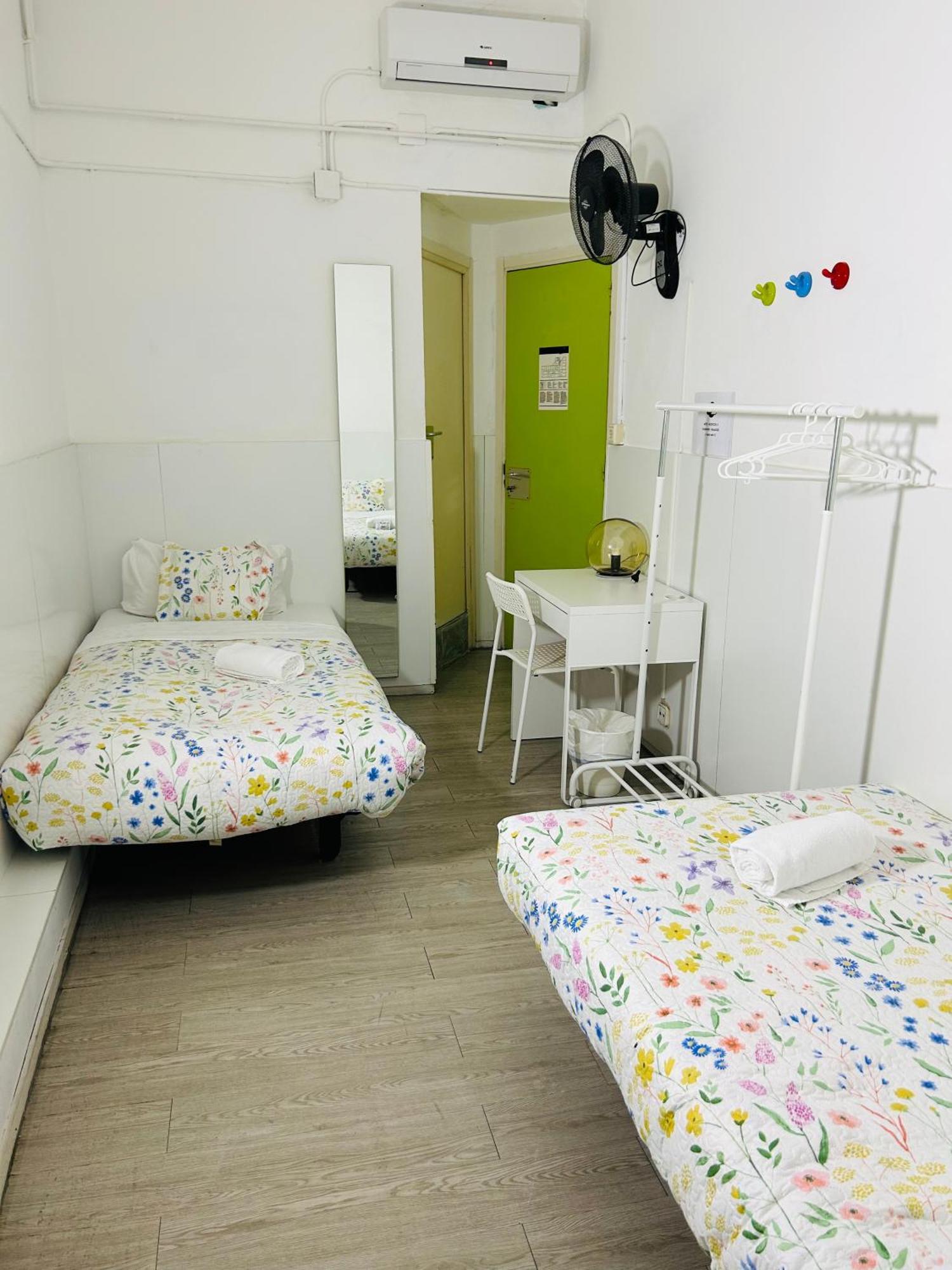 Central And Basic Universitat For Young Hostel Barcelona Ngoại thất bức ảnh