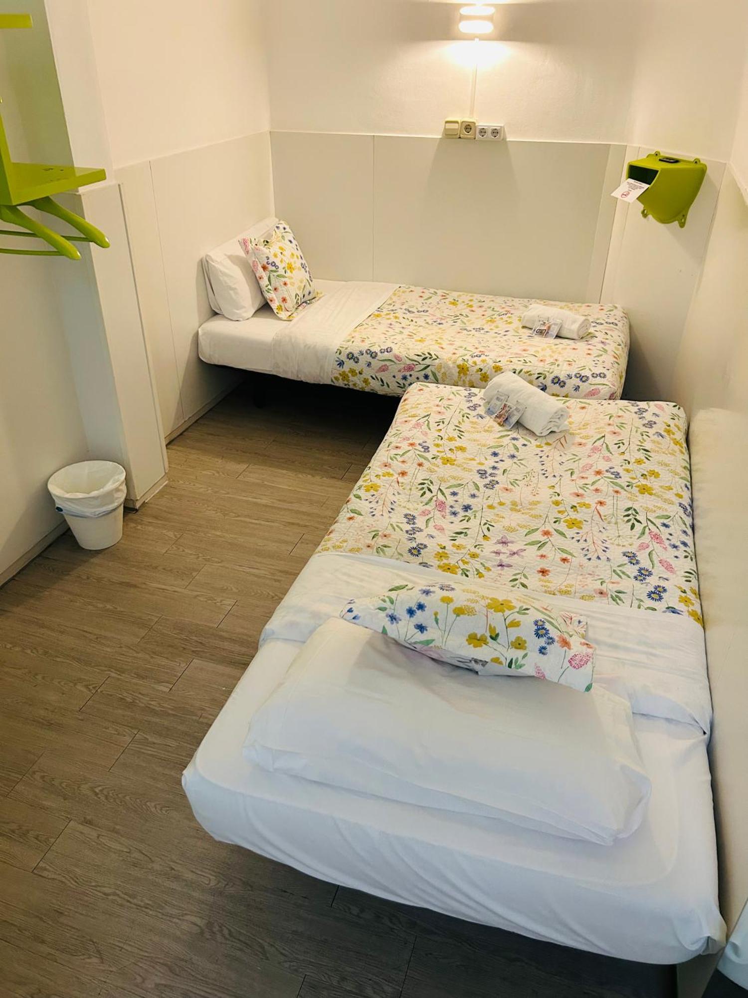 Central And Basic Universitat For Young Hostel Barcelona Ngoại thất bức ảnh