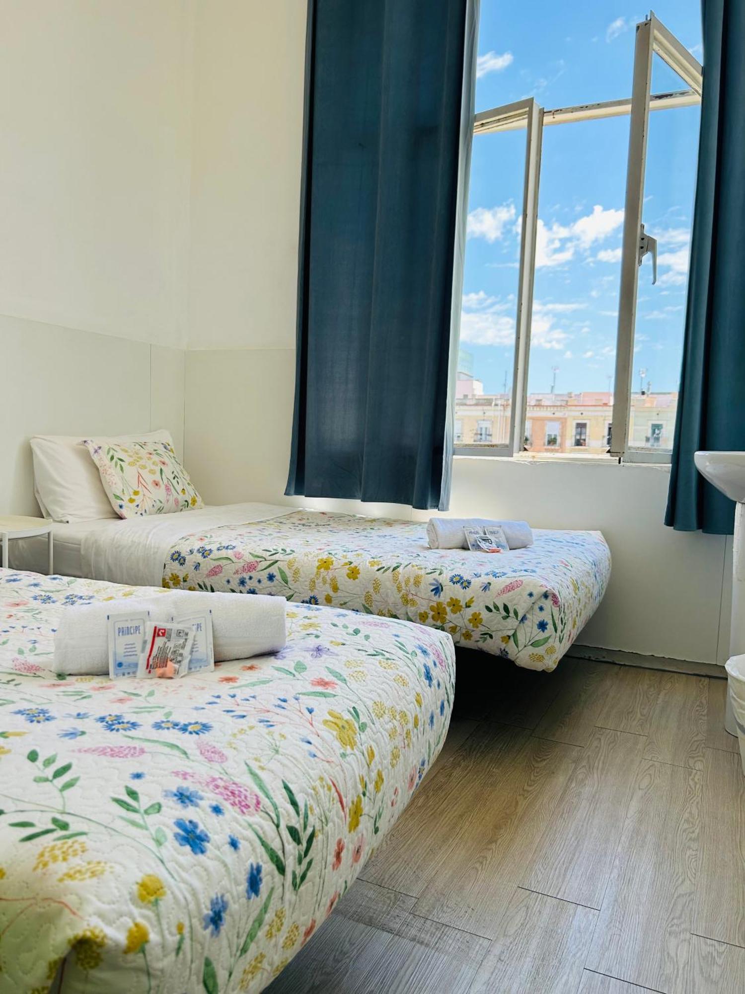 Central And Basic Universitat For Young Hostel Barcelona Ngoại thất bức ảnh