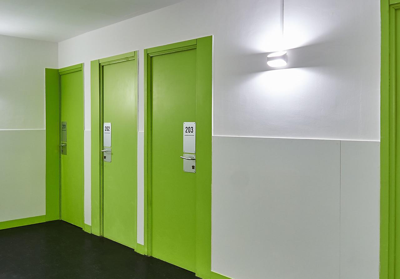 Central And Basic Universitat For Young Hostel Barcelona Ngoại thất bức ảnh