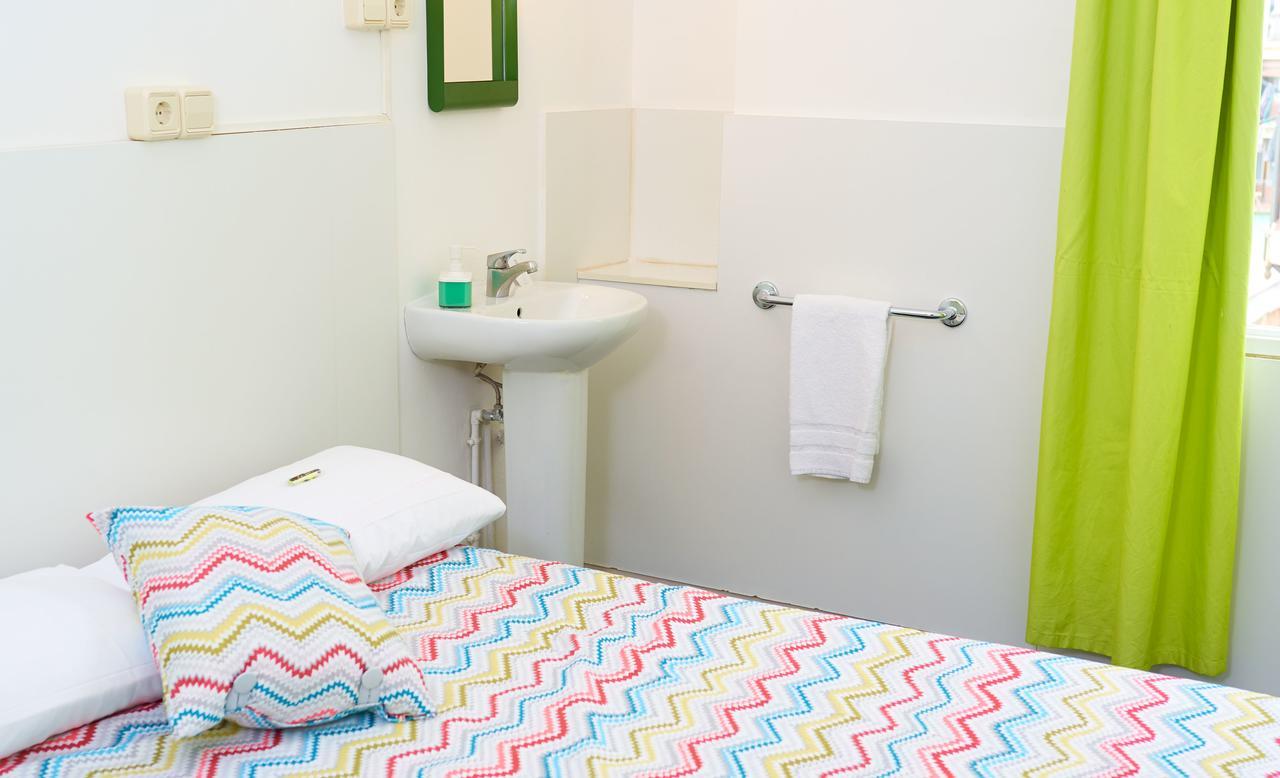 Central And Basic Universitat For Young Hostel Barcelona Ngoại thất bức ảnh