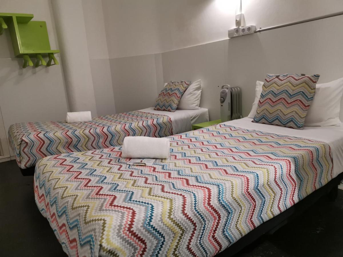 Central And Basic Universitat For Young Hostel Barcelona Ngoại thất bức ảnh