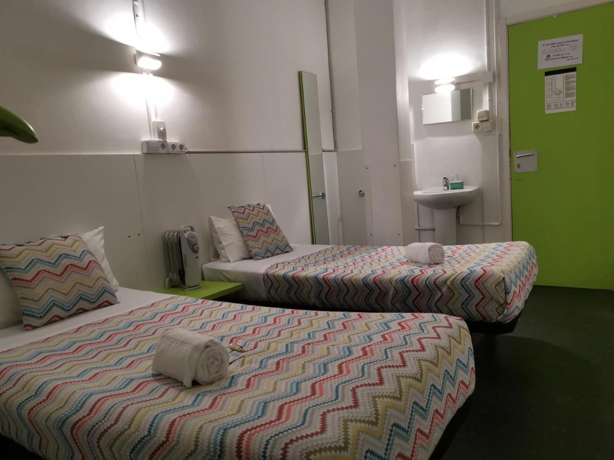 Central And Basic Universitat For Young Hostel Barcelona Ngoại thất bức ảnh