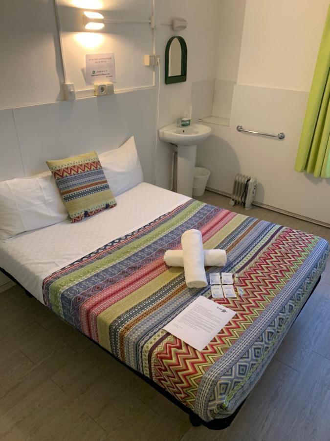 Central And Basic Universitat For Young Hostel Barcelona Ngoại thất bức ảnh