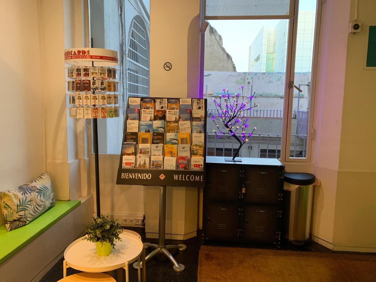 Central And Basic Universitat For Young Hostel Barcelona Ngoại thất bức ảnh